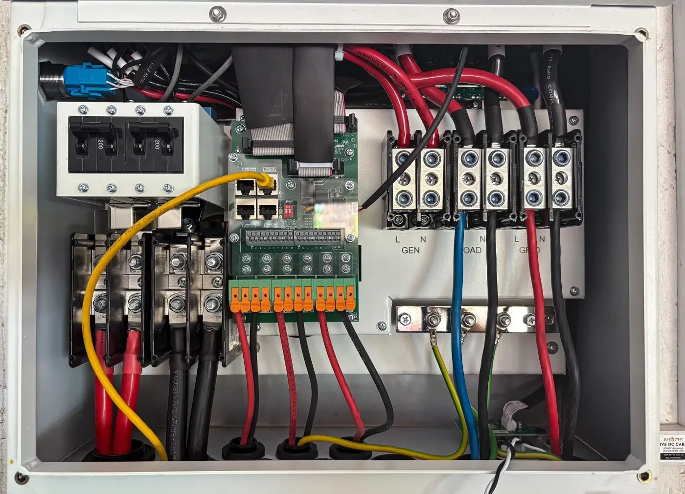 Électricien réglant les protections d'un tableau Hager à Suresnes