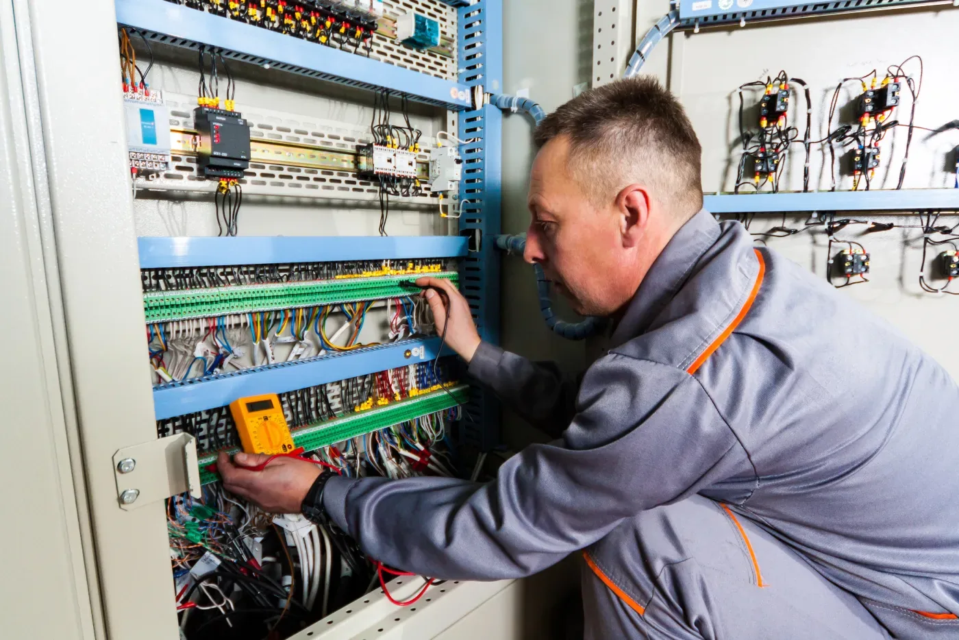 Deux électriciens vérifiant une installation lors d'une rénovation dans le 92